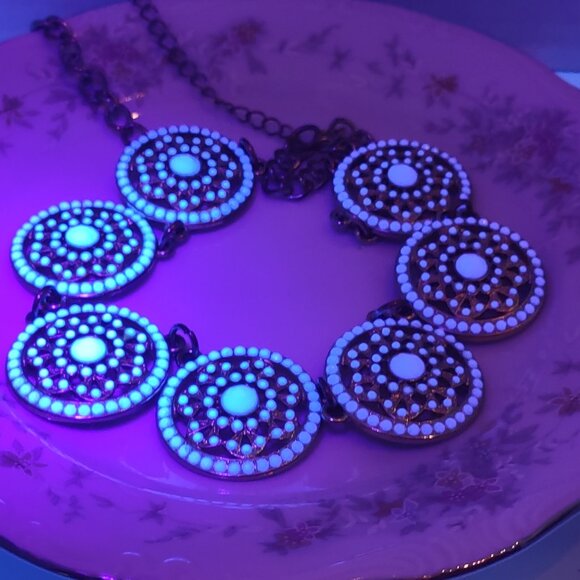 Vtg Gold Tone Bib Necklace White Lucite Medallions J. Crew Style - Picture 4 of 8